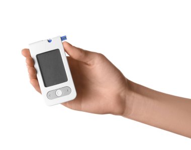 Beyaz arkaplanda dijital glukometre tutan kadın