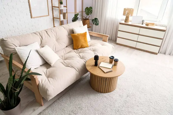 Masada kanepe ve podcaster 'ın mikrofonuyla oturma odasının içinde.