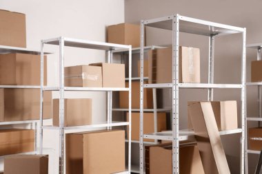 Deposunda karton kutular olan raflar.
