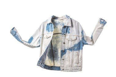 Beyaz arka planda uçan kot ceket