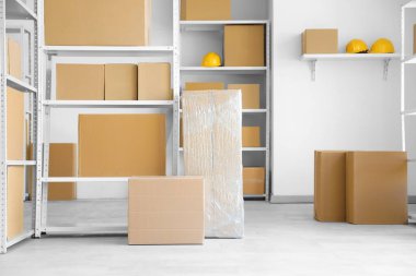 Deposunda karton kutular olan raf ünitesi.