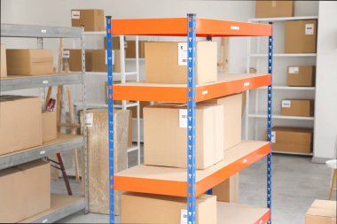 Deposunda karton kutular olan raf ünitesi.