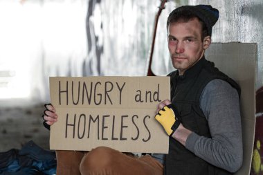 Zavallı adam elinde kartonla caddelerde aç ve evsiz.