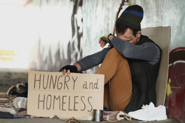 Fakir adam ve karton. Sokakta aç ve evsiz.