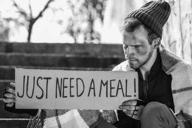 Elinde yazı olan evsiz bir adam sadece sokakta bir öğün yemek istiyor.
