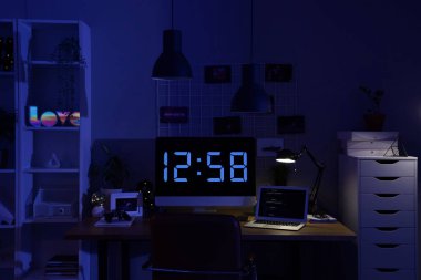 Geceleri karanlık programcı ofisi, çalışma yeri, çivi tahtası ve parlayan lamba.