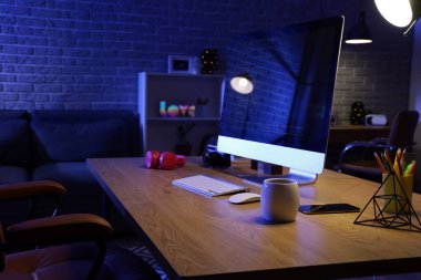 Geceleri ofisinde bilgisayar ve kahve fincanı olan programcı masası.