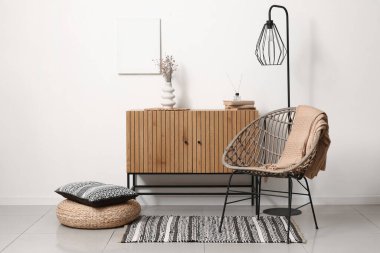 Hasır koltuklu, tuvaletli ve lambalı oturma odasının içinde.