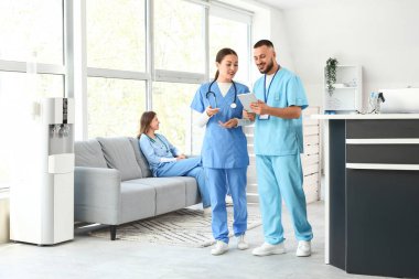 Klinikte tablet bilgisayarla çalışan stajyerler.