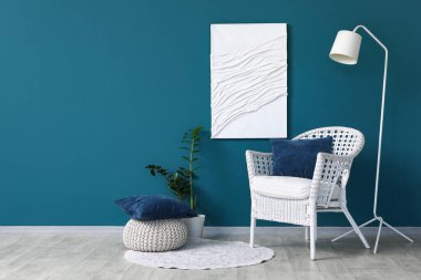 Beyaz koltuklu, lambalı ve boyalı bir oturma odası.