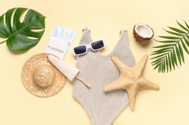 Mayolu kompozisyon, plaj aksesuarları, bej arka planda hindistan cevizi ve tropikal yapraklar