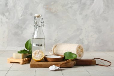 Grunge duvarının yanındaki masada doğal temizlik malzemeleri var.