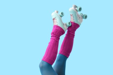 Mavi arka planda patenli kadın bacakları. Yaz partisi