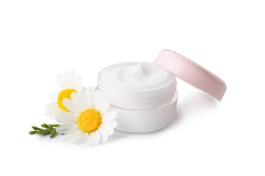 Beyaz arka planda papatya çiçekleri olan bir kavanoz doğal krema.