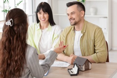 Ofiste emlakçı olan genç bir çift.