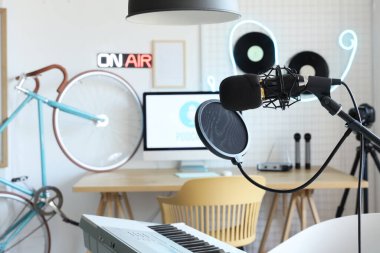 Işık podcaster stüdyosunda mikrofonla dur, kapat.