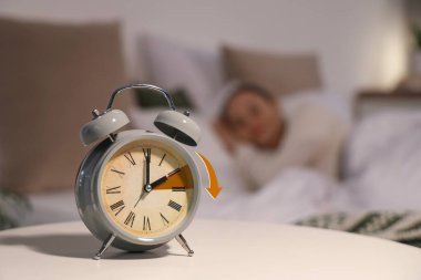 Yatak odasındaki masada çalar saat. İleri bahar kavramı