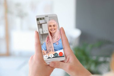 Akıllı ev otomasyonu uygulaması kullanan kadın