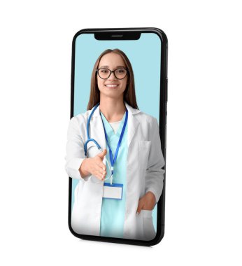 Genç bayan doktor arka planda el sıkışmak için uzanıyor.