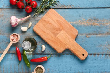 Renkli ahşap arka planda kesim tahtası, sebze ve baharat kompozisyonu