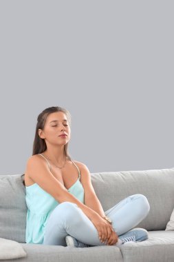 Genç bayan izin gününde evde dinleniyor.