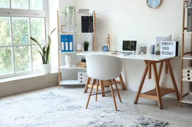 Modern işyeri ve raf üniteleri olan hafif bir ofis.