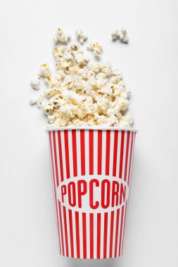 Beyaz arka planda lezzetli patlamış mısır kovası