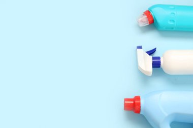 Mavi arka planda Deterjan şişeleri