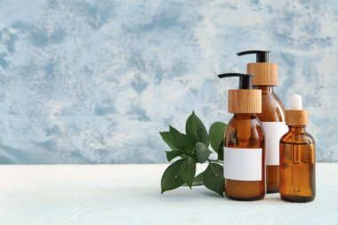 Şampuanlı şişeler ve masa üzerinde gerekli yağ.