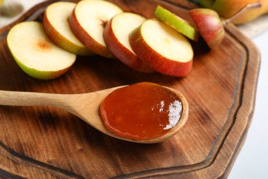 Beyaz arka planda armut reçeli dolu ahşap tahta.