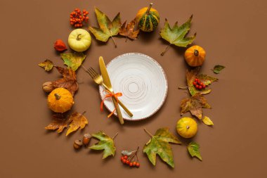 Kahverengi arka planda Şükran Günü kutlaması için güzel bir masa.