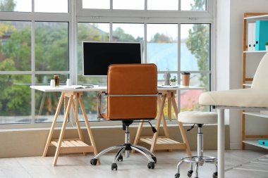 Tıp bürosunun içindeki bilgisayarlı doktorun çalışma yeri