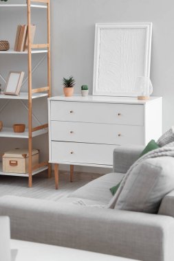 Klozet ve raf üniteli aydınlık oturma odasının içi