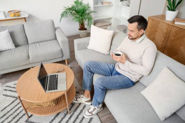 Genç adamın evdeki bilgisayarında doktorla görüntülü sohbet.