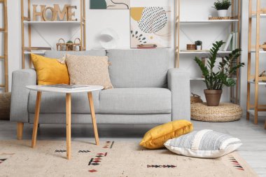 Kanepesi ve raf üniteleri olan rahat bir oturma odası.