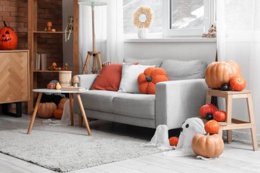 Cadılar Bayramı partisi için dekore edilmiş kanepeli şık bir oturma odası.