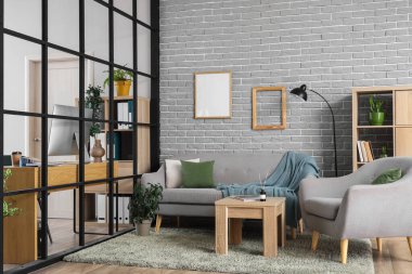 Katlanmış perdeli oturma odasının şık iç mekanı