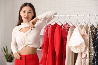 Mağazada giysileri olan güzel bir kadın.