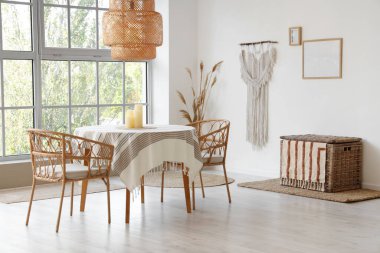 Masa ve mumlarla dolu yemek odasının içinde.