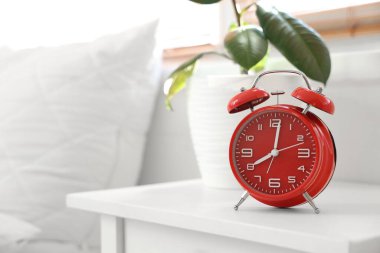 Kırmızı alarm ve bitki yatak odasında, yakın plan.