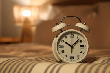 Geceleri yatak odasındaki battaniyenin üzerindeki çalar saati kapat.
