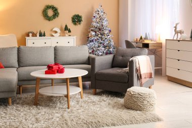 Noel için dekore edilmiş modern oturma odasının içi.