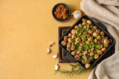 Lezzetli mantarlı fırın yemeği ve bej arka planda yeşil soğan.