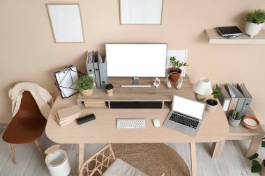 Modern bilgisayar ve dizüstü bilgisayarla rahat bir iş yeri