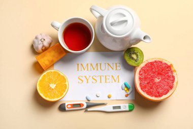 Metin IMMUNE Sistemleri, turunçgiller, çay, haplar ve renk arkaplanındaki termometrelerle kompozisyon