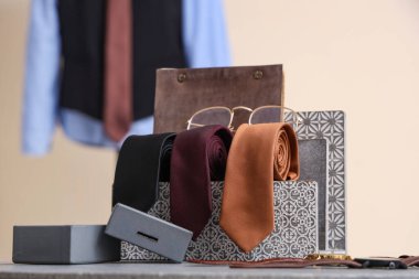 Kravat, kol saati ve gözlüklü sehpa erkek butiğinde, yakın plan.