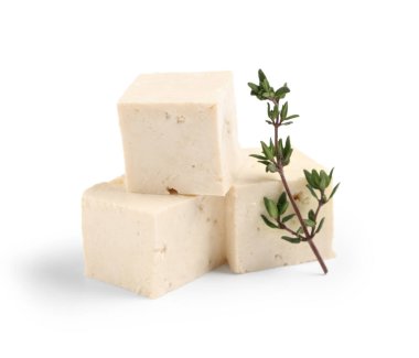 Beyaz arka planda izole edilmiş lezzetli tofu peyniri parçaları.