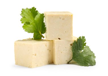 Beyaz arka planda soyulmuş tofu peyniri ve maydanoz.