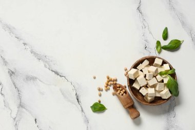 Mermer zemin üzerinde bir kase lezzetli tofu peyniri ile kompozisyon