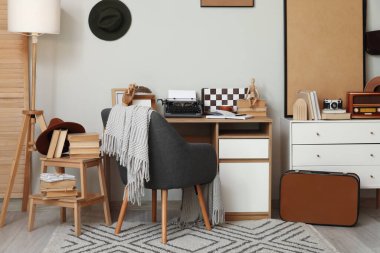 Yazarın iş yeri, tuvaleti ve lambasıyla birlikte ofis içi